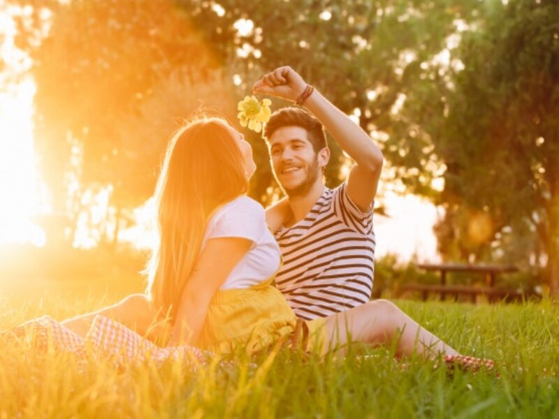 portrait-happy-pregnant-couple-picnic_124437-333